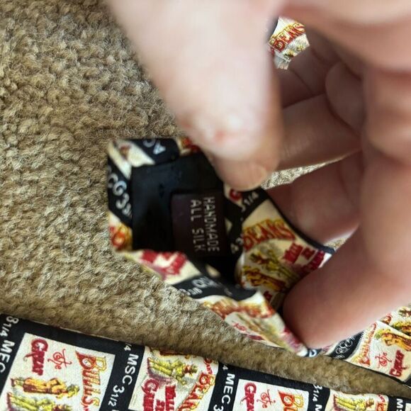 Museum Artifacts Bulls Bears The Great Wall Street Game Silk Neck Tie - Picture 5 of 5